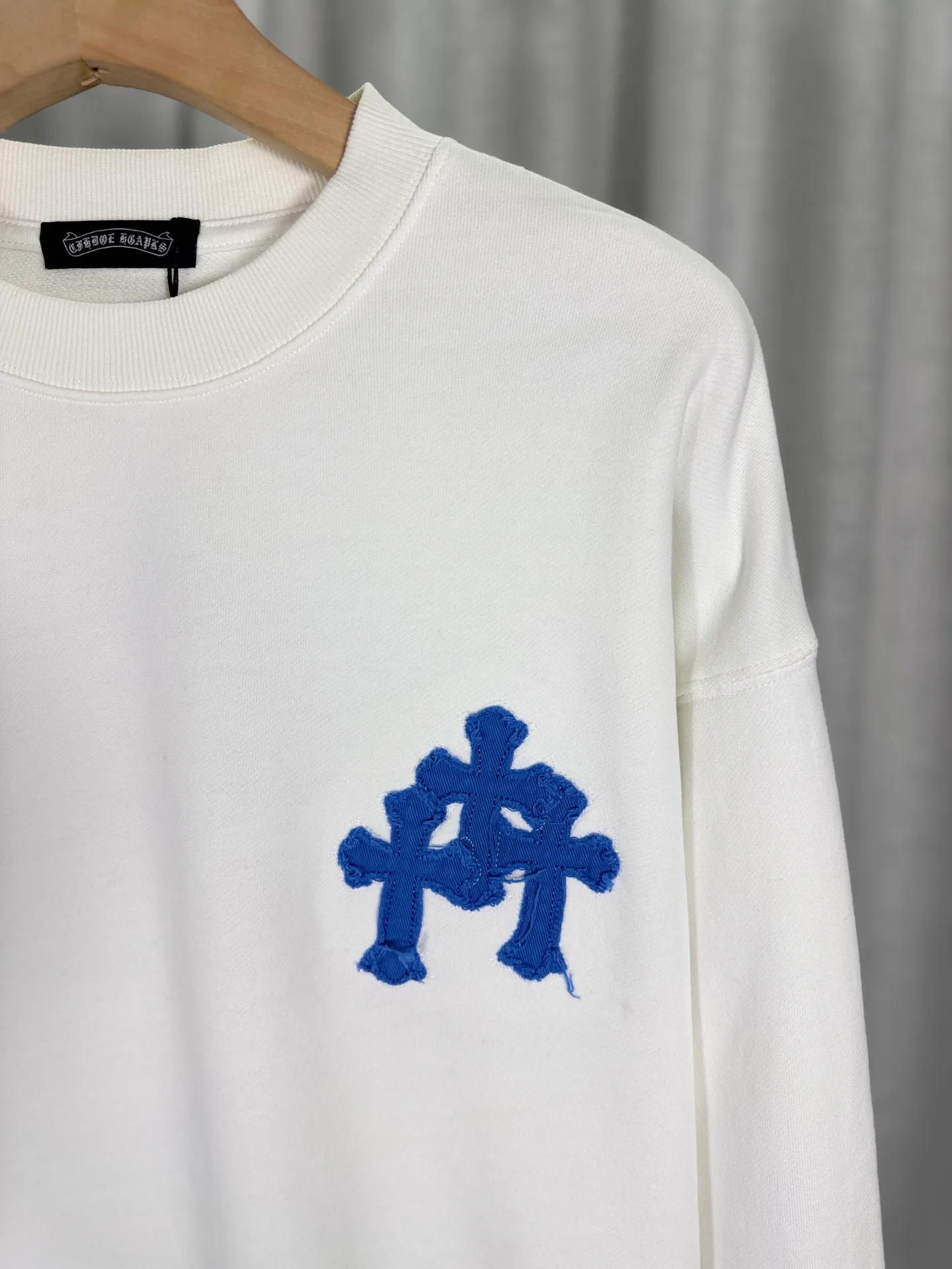 P260 top version, real shot without P, ​​different from market currency) 𝗖𝗵𝗿𝗼𝗺𝗲 𝗛𝗲𝗮𝗿𝘁𝘀/Cro Heart 2025 washed patch embroidery autumn and winter new original single counter American laser burnt 3D three-dimensional color embroidered couple casual sweatshirt 👑The highest version! Customized fabric 420g tripe terry fabric! American acid-washed and distressed original fabric laser burnt ✟appliqué embroidery and exquisite embroidery of letters! The best-selling model in the counter, very comfortable to wear. Accessories: original molded and authenticated collar label➕100% silk wash label. Genuine purchase-grade original hangtag➕matching hanging rope➕3D hanging beads➕original packaging bag. Craftsmanship: The original version has consistent wiring! The highest version of the armhole matching technique! Color: White Black Size: S M L XL Style: 25-325